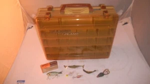 Vintage Magnum by Plano doppelseitige Angelgerätebox & 5 Köder - Bild 1 von 9