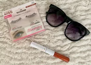 MANUAL OVERRIDE Lip-Tastic Duo Brillo Labial en OASIS Y CLARO con Pestañas Florecientes KISS - Imagen 1 de 4