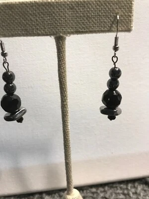 Pendientes de vidrio de ónix con detalles de metal por captura ## Foto 1 de 2