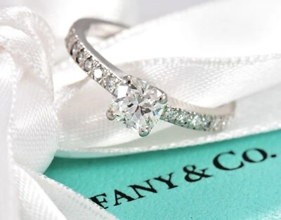 Anillo de compromiso Tiffany & Co Novo 0,68 quilates G VS1 cojín cuadrado diamante talla 5 Foto 1 de 4