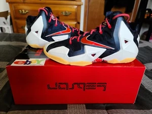 NIKE LEBRON XI INDEPENDENCE DAY 2014 WHT/UNIVERSITY RD-OBSON PR-PLTN 616175 164 - Imagen 1 de 15