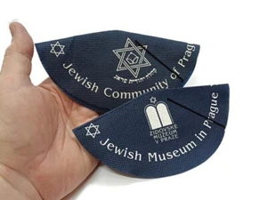 2p 15 cm Cappello Teschio Ebraico Tessuto Non Tessuto Kipa Kippah Yarmulke Cappello di Praga + Spilla - Foto 1 di 13