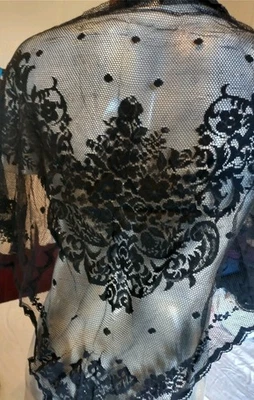 Xale/véu de oração/lenço de renda floral preto vintage. Elegante. Atemporal. 57"X32" - Imagem 1 de 4