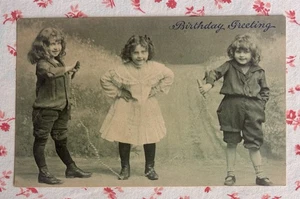 Linda postal de cumpleaños vintage de 1913 para niños victorianos con cuerda para saltar - Imagen 1 de 3