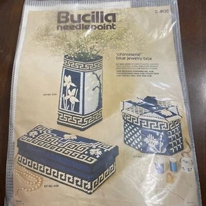 Bucilla Needlepoint 4135 Chinoiserie Blu Portagioie Kit Aperto Istruzioni Vintage - Foto 1 di 13
