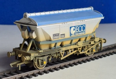 Hornby  R6649, Triple Pack of EEC (CDA) Hoppers Wagon, Silver livery, Mint, Box - Image 1 of 4
