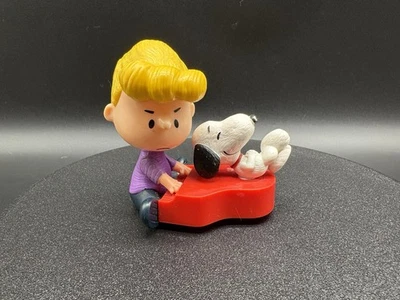 McDonalds Peanuts Schroeder 2015 tocando el piano con Snoopy Spinning Foto 1 de 4