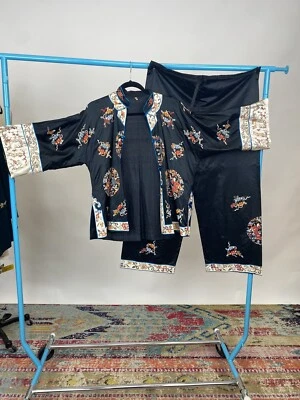 Conjunto de traje de pijama bordado chino de seda asiático vintage de 1930 arquitectura de personas Foto 1 de 4