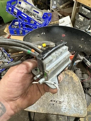 1964 1965 LINCOLN CONTINENTAL ORIGINAL  VACUUM RELAY DISTRIBUTION UNIT 64 65 - Image 1 of 4