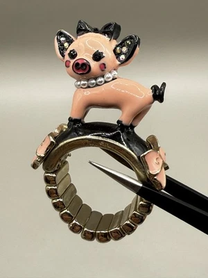 Винтажное эластичное кольцо Betsey Johnson эмаль свиньи Betsey Goes To Paris б/у - Изображение 1 из 4