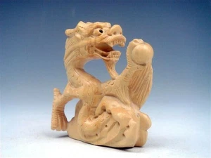 Escultura japonesa de boj tallada a mano Netsuke dragón sostiene bola de perlas #11282506 - Imagen 1 de 4