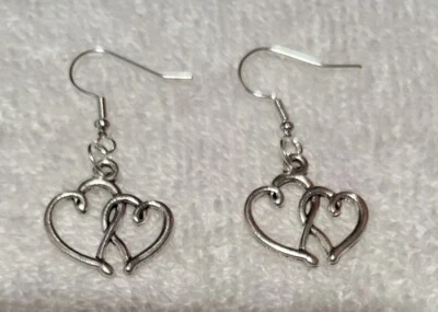 Pendientes con dije de doble corazón plateado con pendientes plateados NUEVO hechos a mano Foto 1 de 2
