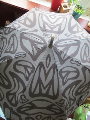 NUEVO CON ETIQUETAS PARAGUAS MOSCHINO JOYA PALO FACIAL VALOR $150.00 Foto 1 de 4