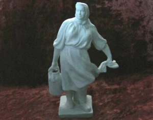 Estatuilla antigua de la URSS soviética de 1930 lechera con cubo de galleta - Imagen 1 de 8