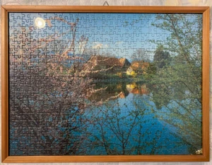 Puzzle già composto e incorniciato con scena di casa sul lago - Foto 1 di 2
