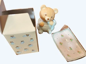 Banco de oso bebé vintage Avon con caja y accesorios 1986 recuerdo de cerámica 5" de alto - Imagen 1 de 8
