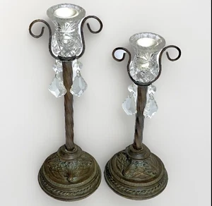 PAAR VINTAGE MESSING & GESCHLIFFENER KRISTALL KERZENSTÄNDER MIT PRISMEN REGENCY JUGENDSTIL - Bild 1 von 9