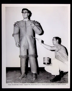 Man Made Monster (riedizione anni '50) foto originale 8x10 Lon Chaney Jr. Candid - Foto 1 di 2