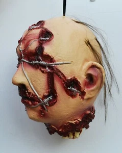 Accesorios de Halloween de tamaño natural con púas aterradoras con cable cabeza cortada colgante - Imagen 1 de 9