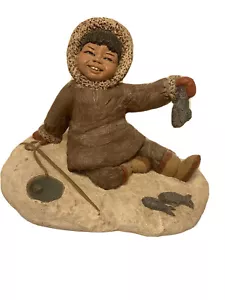 1987 Figura de niño pescador esquimal #2 de Martha Holcombe's All God's Children Line - Imagen 1 de 12