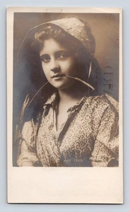 Cartolina RPPC Ritratto di una ragazza della fattoria di semi di fieno 1899 - Foto 1 di 4
