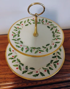 LENOX HOLLY PATTERN ROUND 2 TIER SERVER HANDLE CHRISTMAS - MINT CONDITION - Picture 1 of 5