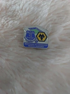 EVERTON v WOLVES FOOTBALL MATCH BADGE 2024/25 (NEU) - Bild 1 von 1