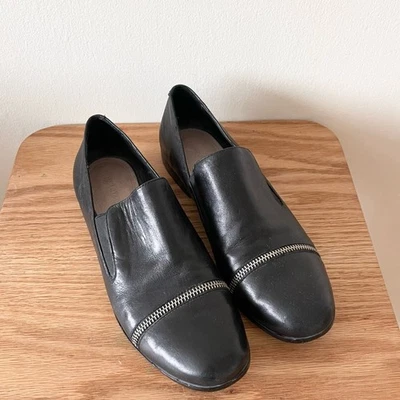 Mocasines planos de cuero con cremallera Pour La Victorie Lynn para mujer talla 7 negros Foto 1 de 4