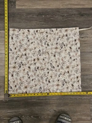 Bolsa de presente grande de algodão feita à mão fundo creme borboletas 22 pol x 20 pol - Imagem 1 de 2