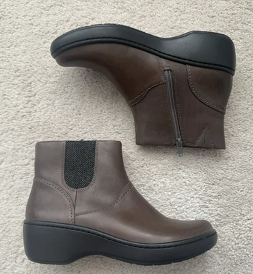CLARK'S COLLECTION SOFT CUSHION ANKLE BOOTS LEATHER Sz 7 BROWN - Image 1 of 4