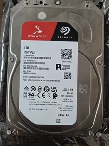 Seagate IronWolf 3,5 Zoll 4TB NAS Festplatte _0,43_6 Rot ST4000VN006 - Afbeelding 1 van 3