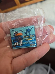 Spilla smaltata promozionale SDCC 2024 esclusiva San Diego Comic Con Freebie Toucan - Foto 1 di 2
