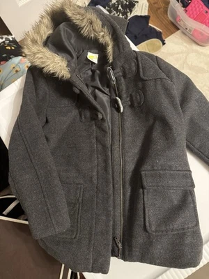 女孩连帽带人造边灰色切换夹克尺寸 5 二手状况完好 Crazy 8 — 第 1/2 张图片