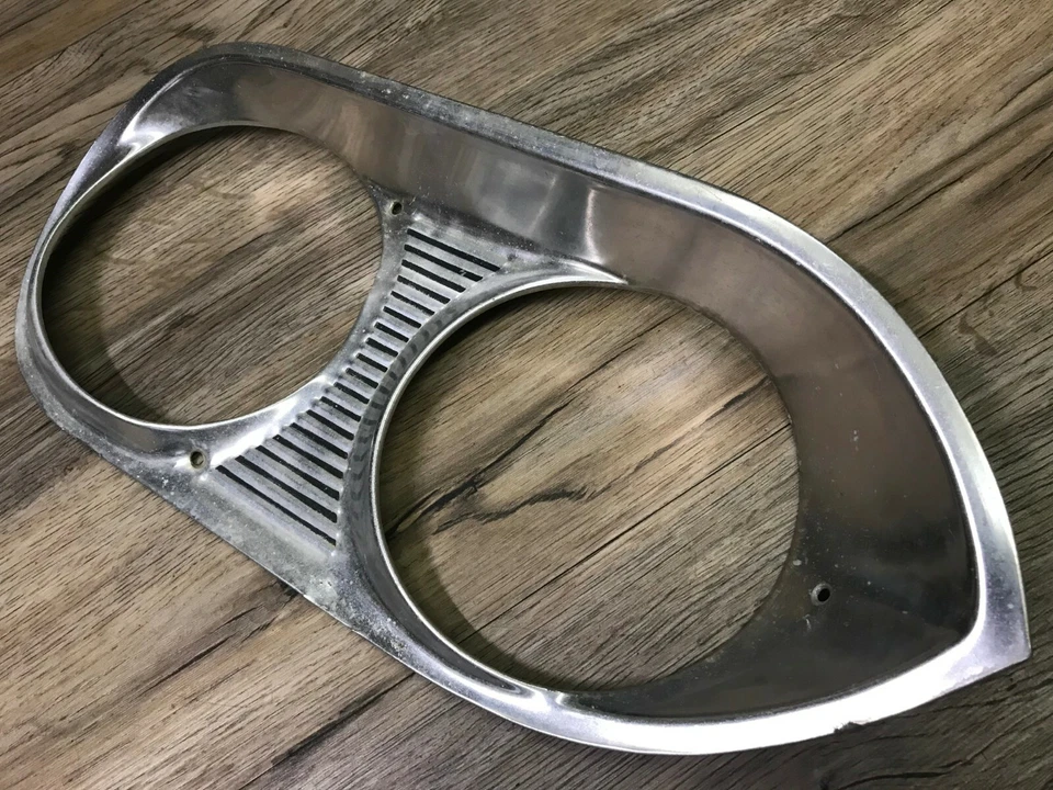 Chevrolet Corvair 1965 1966 1967 bisel faro LH usado GM Foto 1 de 3