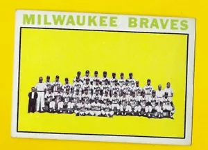 64199 1964 Topps #132 Milwaukee Braves TC AARON/MATHEWS/SPAHN/TORRE/UECKER RC - Imagen 1 de 3