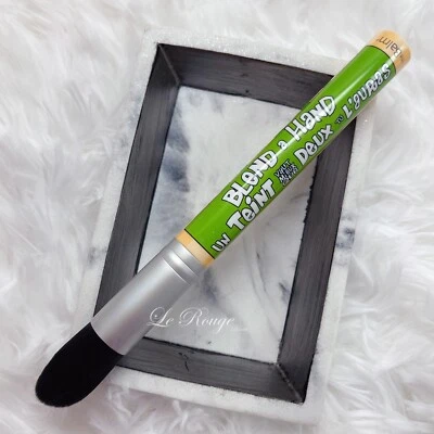 Base cónica/cepillo corrector theBalm BLEND A HAND Foto 1 de 2