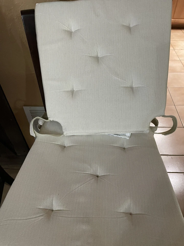Almohadilla para silla IKEA JUSTINA beige 4 piezas Got Them hace 2 años pero nunca los use Foto 1 de 4
