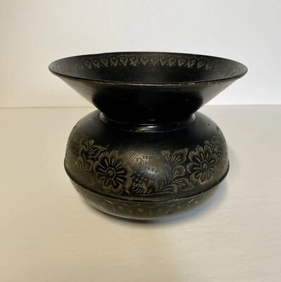 "Florero vintage de latón negro con incrustación dorada grabada de 5"" de alto 6,5"" de diámetro" Foto 1 de 4