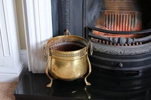 Antique Brass Footed Kindling Coal Bucket Or Planter Arts & Crafts - Picture 1 of 12