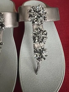 FitFlop Galaxy Thong Sandal Womens Shoe Size 8 Jeweled Metallic Silver Comfort - Picture 1 of 4