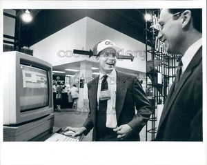 1991 Press Photo Bill Huschle of ON Technology at MacWorld Expo 1990s - Picture 1 of 2