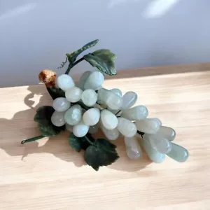 Racimo de uva de alabastro verde Italia con hoja y tallo envuelto - Imagen 1 de 11