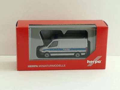 Mercedes-Benz Sprinter box flad roof "Polizei Sachsen"- 1:87 (Herpa item: 94238) Foto 1 de 2