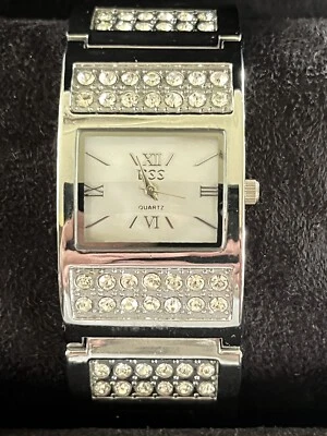 Reloj de pulsera de cuarzo ESS con eslabones tono plata para dama Foto 1 de 4
