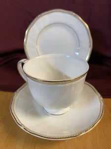 Platillo de taza de té Wedgwood Crown Gold y plato lateral 1989 hecho en Inglaterra - Imagen 1 de 3