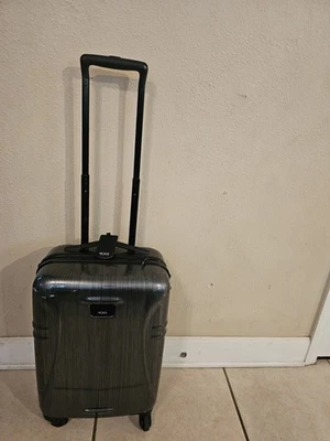 Tumi Tactics International 21 дюйм жесткий спиннер ручная кладь - Изображение 1 из 4