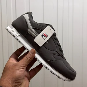 Autentico FiLA Classico 18 ® (uomo UK 10 EUR 44,5) scarpe da ginnastica sneaker run/grigio - Foto 1 di 6