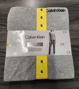 Calvin Klein Damen Langarm Rundhals & Hose Set RN36543 SPELLOUT GR. S Neu mit Etikett - Bild 1 von 5