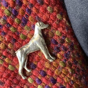 BROCHE DOBERMANN PINSCHER PLATA PIN PELTRE INSIGNIA SOLAPA CAJA DE REGALO CUMPLEAÑOS NAVIDAD - Imagen 1 de 4