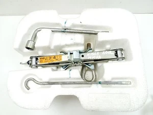 KIT ATTREZZI RUOTA DI SCORTA NISSAN MICRA 2012 995501HA1A / 14649304 - Foto 1 di 7